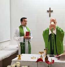 As imagens mostram o pontífice de 71 anos rezando uma missa em uma sala no 10º andar do Hospital Policlínico Agostino Gemelli, em Roma Foto: Divulgação/Vaticano