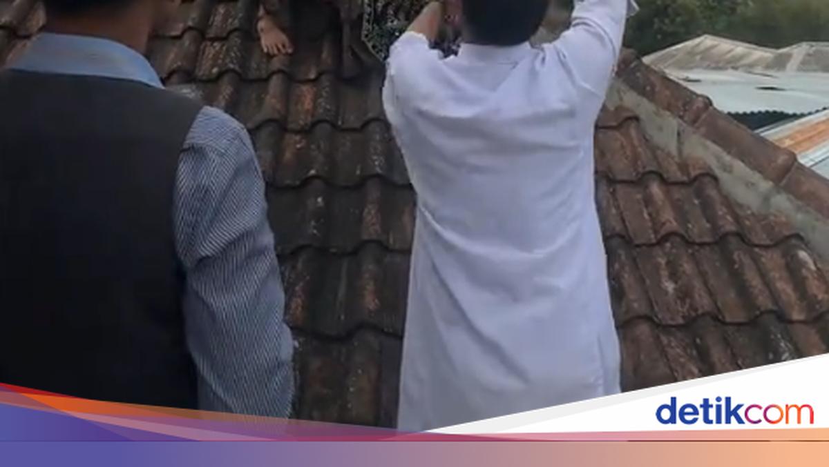 Noiva Javanesa Viral que se Arisca de Escalar Telhado para Foto de Casamento Estético e Único