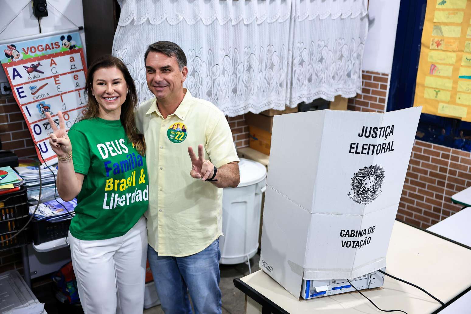 Fl&aacute;vio Bolsonaro, candidato &agrave; presid&ecirc;ncia pelo Partido Liberal, e sua esposa, Fernanda Bolsonaro, posam para a imprensa durante o dia da elei&ccedil;&atilde;o geral, em 4 de outubro de 2026, no Rio de Janeiro