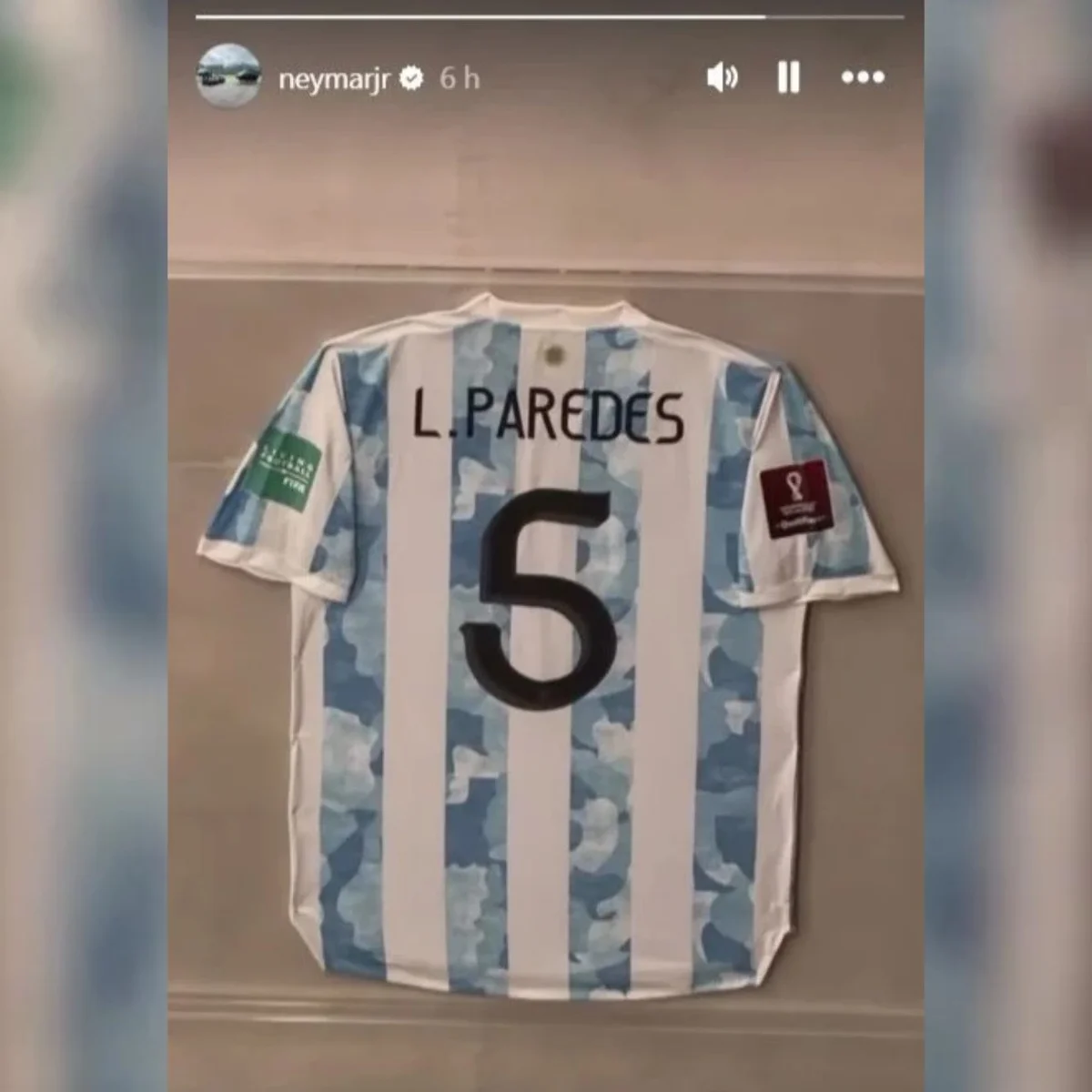 Neymar mostra camisa de Paredes após eliminação do Vasco para o Boca