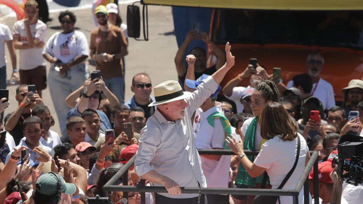 Lula critica uso da bandeira dos EUA em ato político: "Aqui ninguém tasca"