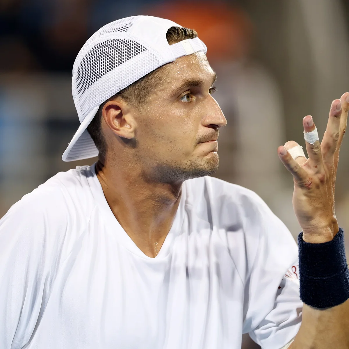 Tenista tem ataque de fúria e joga raquete contra a torcida em Xangai