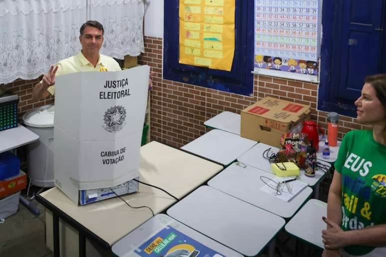 Tumulto, celebração e provocações de eleitores do PT: Flávio Bolsonaro vota em escola no RJ