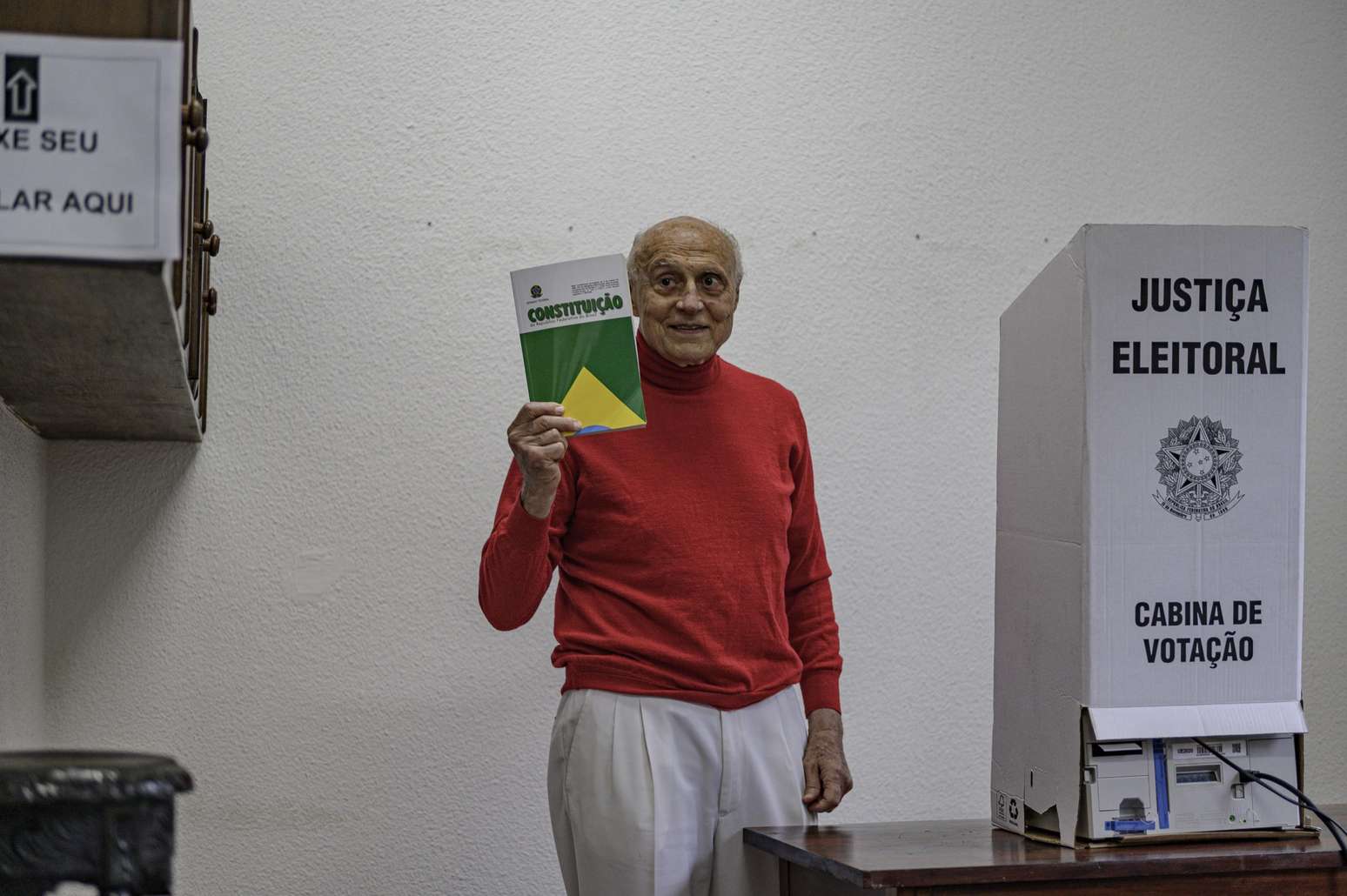 O deputado estadual reeleito Eduardo Suplicy (PT-SP) vota segurando c&oacute;pia da Constitui&ccedil;&atilde;o.