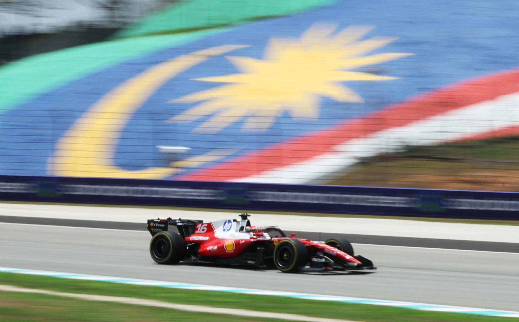 GP do Bahrein: Leclerc lidera 2º treino; Bortoleto, em 12º, sofre quebra