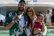 Neymar, Bruna Biancardi e Mavie posam durante passeio