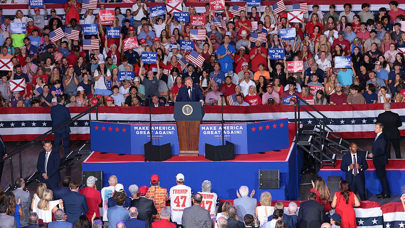Três estudantes universitários enfrentam acusações federais por supostas ameaças contra Trump antes de um comício no campus