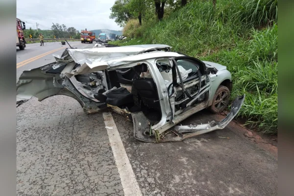 Mãe e filho de 2 anos morrem em acidente entre 4 veículos em Itaúna (MG)