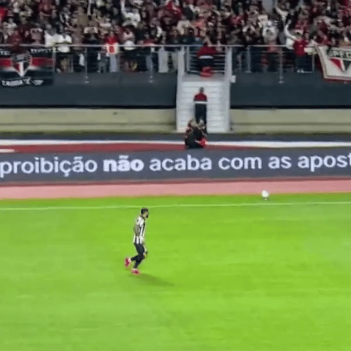 São Paulo exibe mensagem contra proibição das apostas em placas no MorumBis