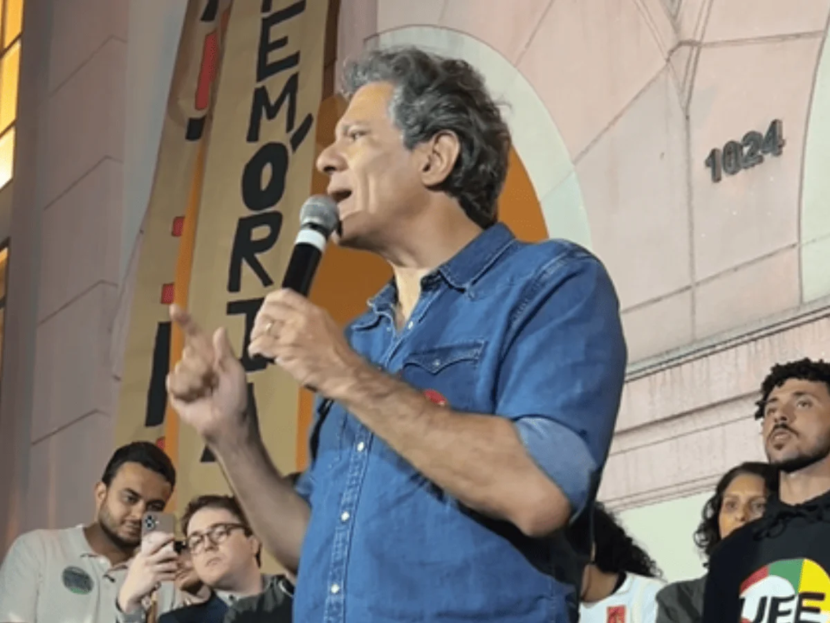 Na PUC-SP, Haddad comemora Datafolha e critica Flávio Bolsonaro