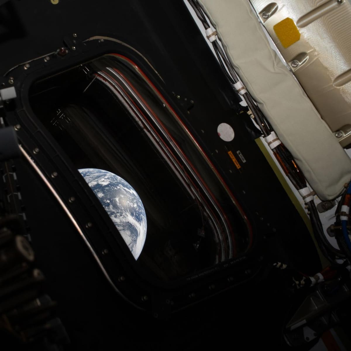 Una vista de la Tierra tomada por el astronauta de la NASA y comandante de Artemis II, Reid Wiseman, desde una de las cuatro ventanas principales de la nave Orion