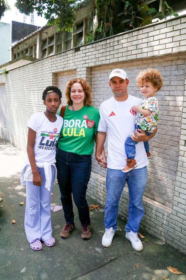 Famosos vão às urnas no 1º turno das Eleições 2026; veja fotos