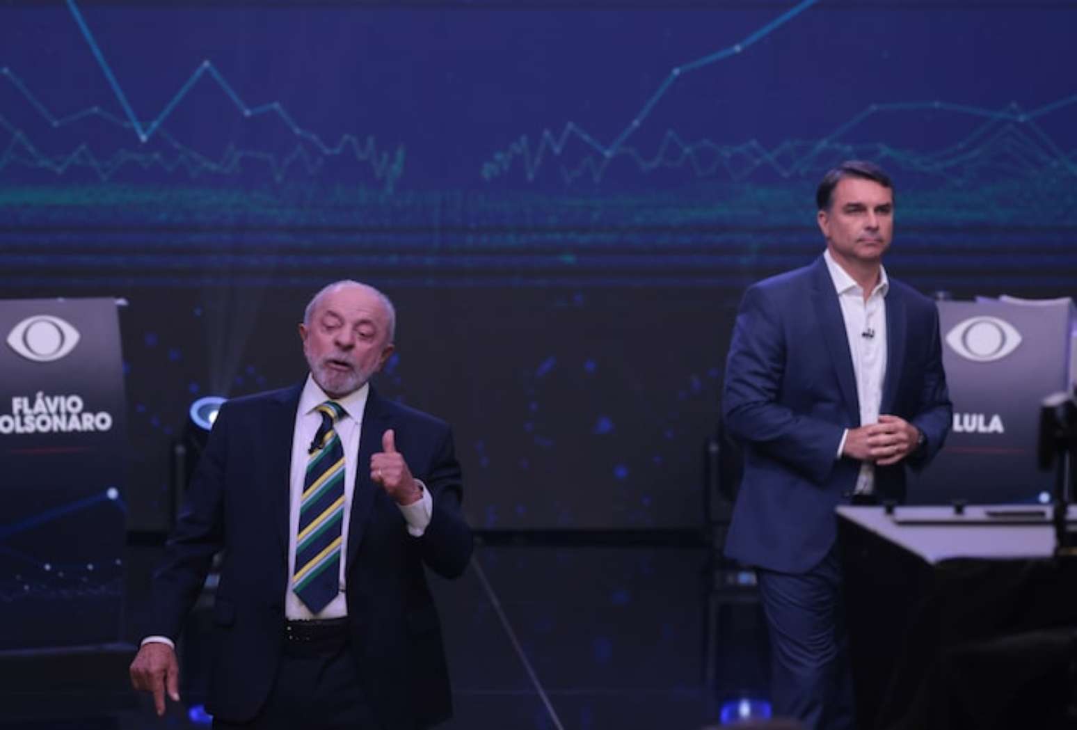 Fl&aacute;vio Bolsonaro e Lula durante debate na Band