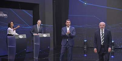 Fl&aacute;vio Bolsonaro (PL) e Lula (PT) participaram de debate na Band neste domingo, 18 Foto: Reprodu&ccedil;&atilde;o/Renato Pizzutto/Band