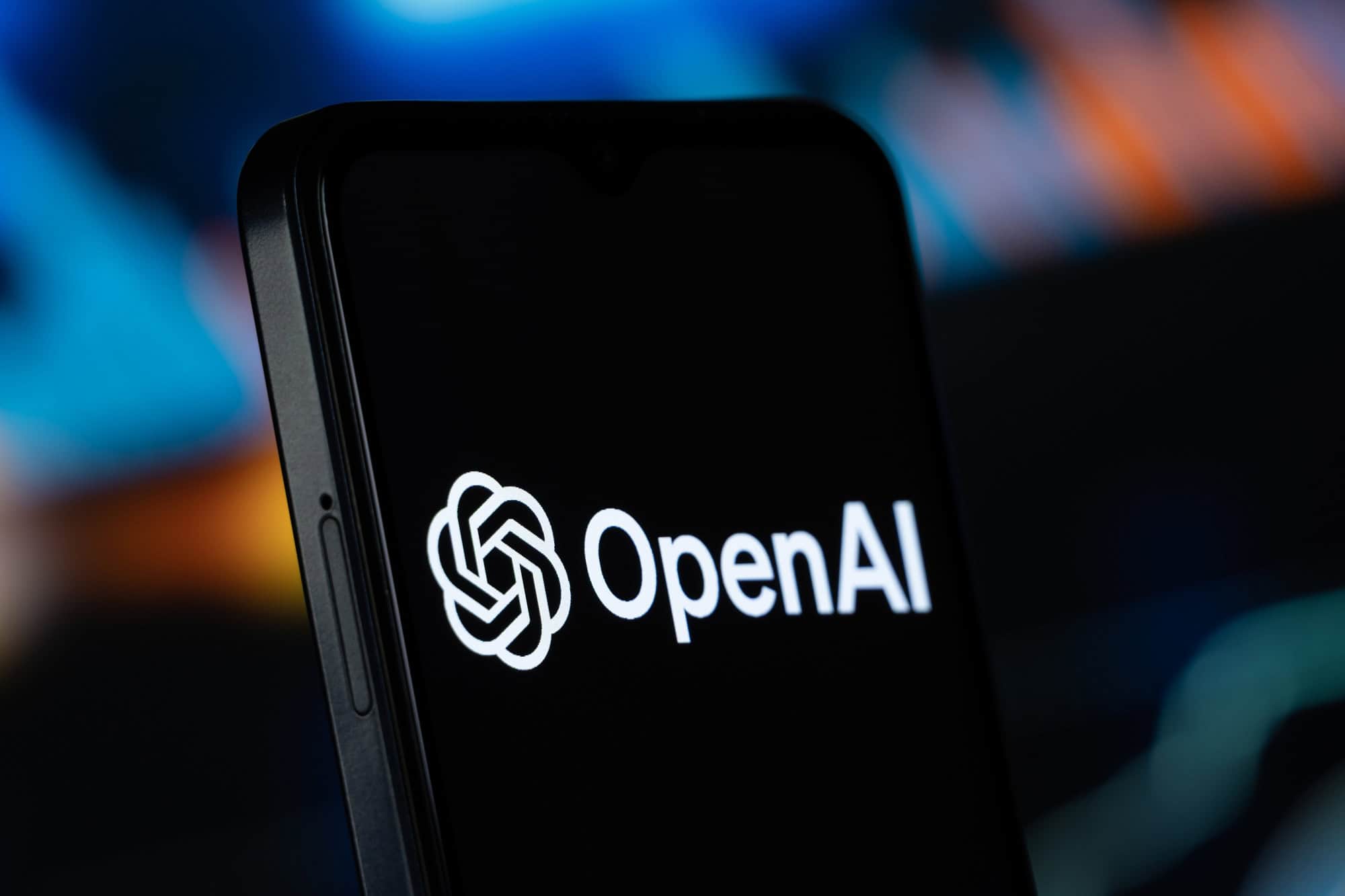 logo da openai em um smartphone com o fundo desfocado