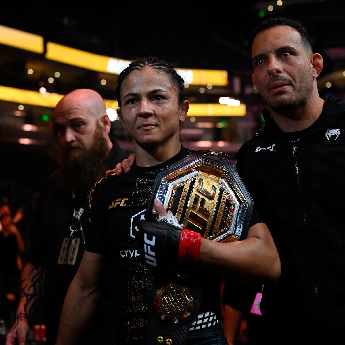 UFC: Natália Silva vence chinesa e conquista cinturão inédito para o Brasil no peso-mosca
