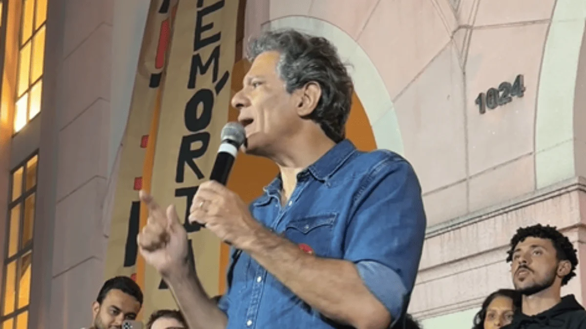 Na PUC-SP, Haddad comemora Datafolha e critica Flávio Bolsonaro
