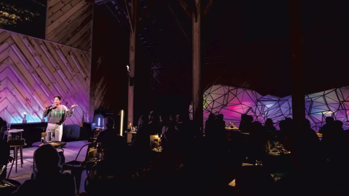 La acústica de la sala de conciertos permite la presentación de agrupaciones de jazz y música experimental en formato acústico