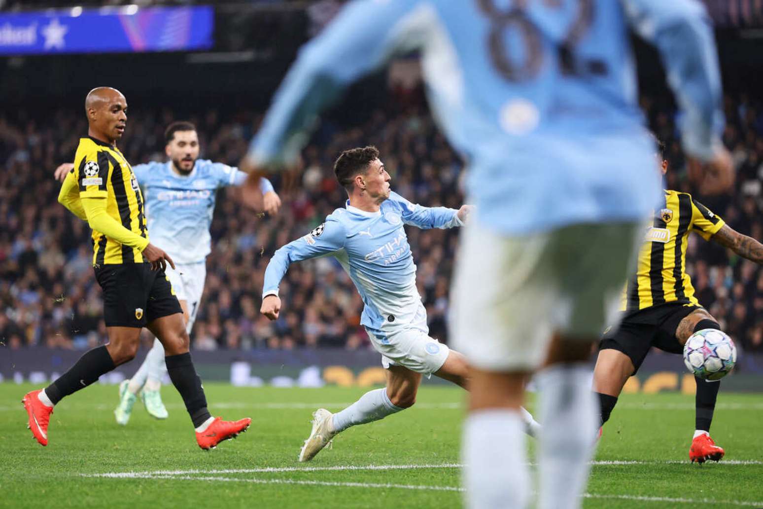 Foden, de direita, marca seu primeiro gol no jogo &ndash;