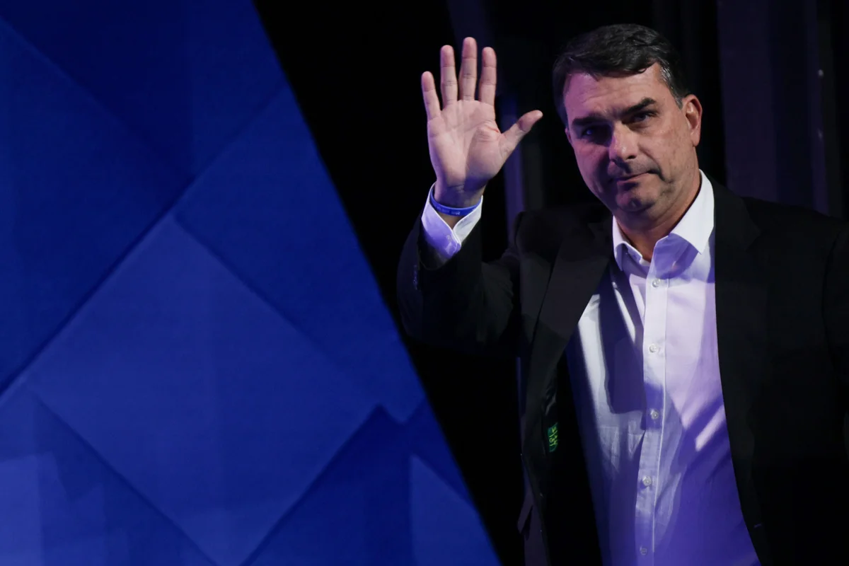 Flavio Bolsonaro participa do debate com os candidatos a presidente do Brasil para a eleição de 2026 no evento da Confederação Nacional da Indústria CNI metropoles 1