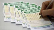 Imagem da matéria: Mega-Sena 3073 sorteia R$ 200 milhões hoje (22/10)