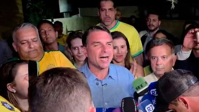 Manter eleitorado motivado e confronto direto com Lula: os desafios de Flávio Bolsonaro no 2º turno