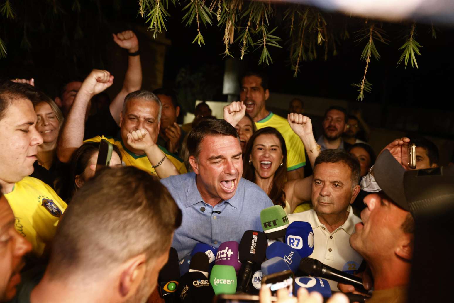 Flávio em primeiro discurso após a apuração de votos do primeiro turno neste domingo, 4