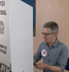 Zema entra com celular na cabine de votação Foto: Reprodução/GloboNews