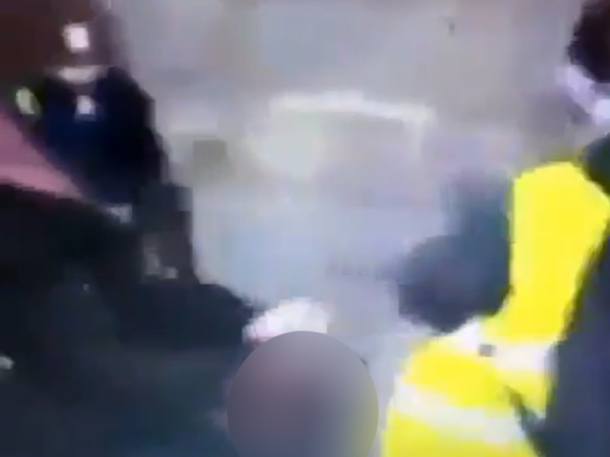 Adolescente perde a mão ao pegar granada atirada pela polícia durante protesto estudantil na França