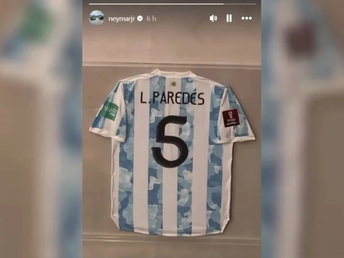 Neymar mostra camisa de Paredes após eliminação do Vasco para o Boca