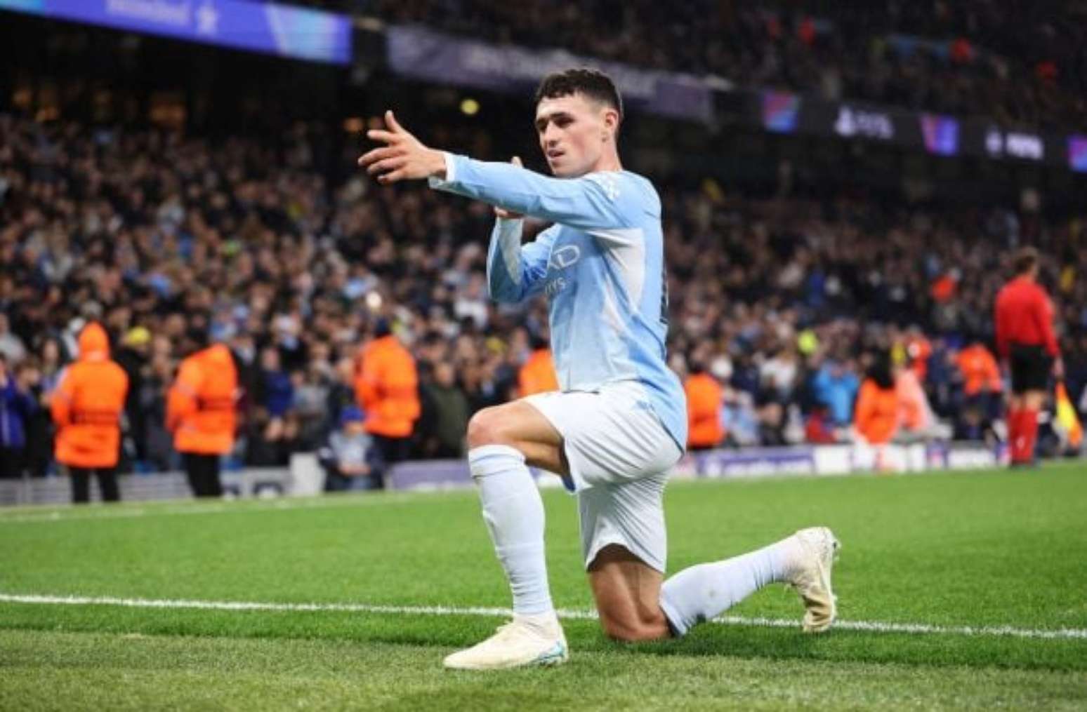 Foden, de direita, marca seu primeiro gol no jogo &ndash;
