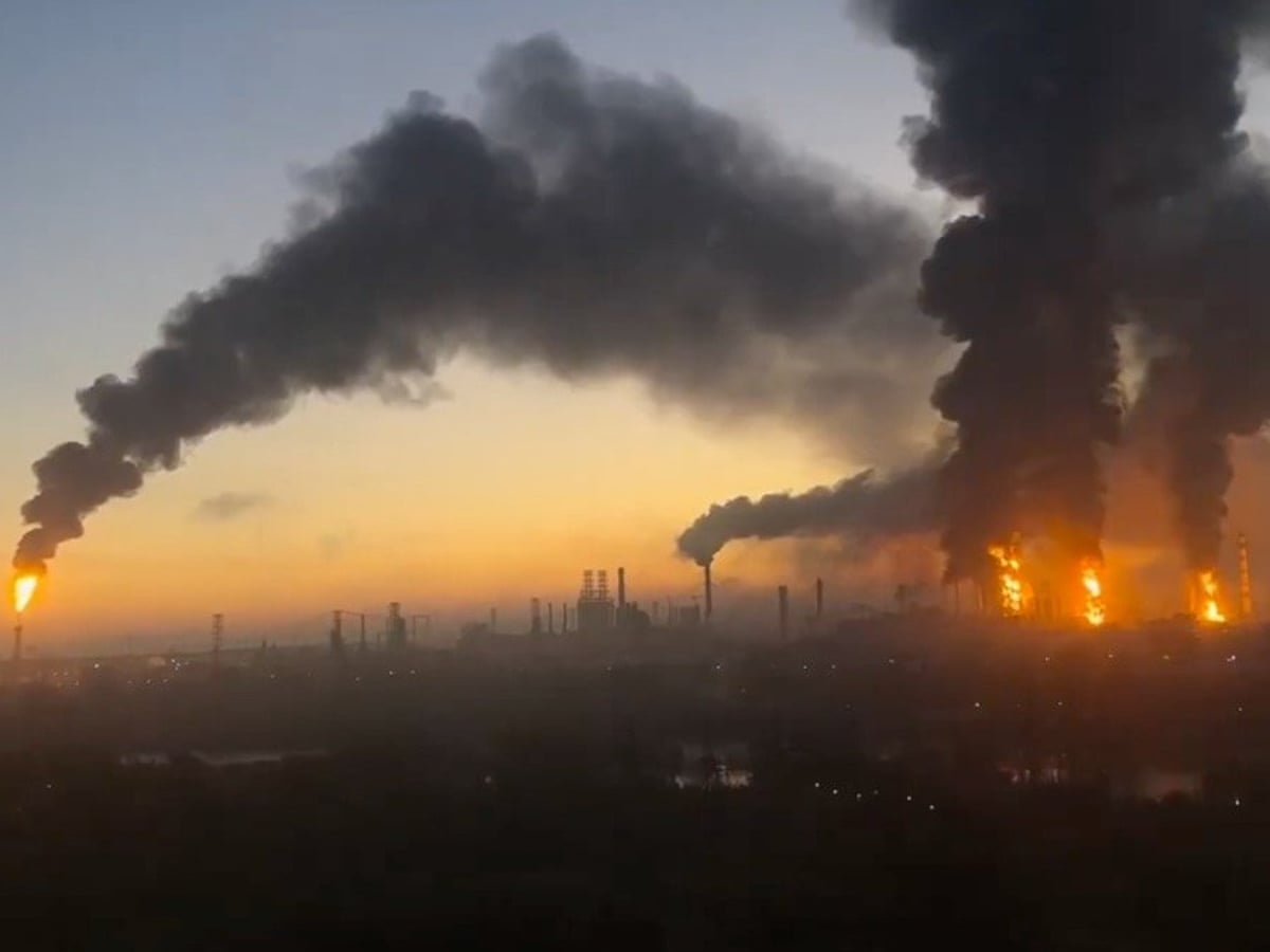 A Ucrânia persiste com ataques a refinarias de petróleo russas em desafio a Trump