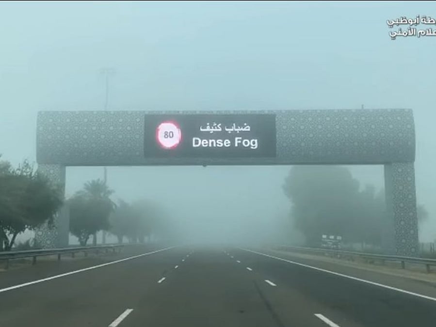 Nevoeiro denso atinge Abu Dhabi: Polícia reduz velocidade para 80 km/h em vias principais